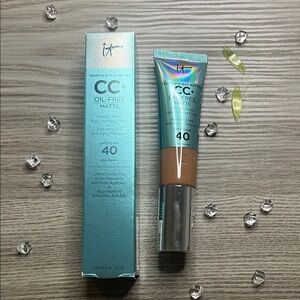 it cosmetics CC+ Oil-Free Matte SPF 40 Cream — SHADE DEEP
